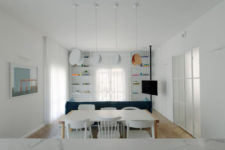 04 The pendant lamps are very eye-catching and the dining space is located right behind the sofa