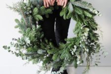 04 a lush evergreen wreath with no decor will focus on its natural beauty and fit any space