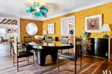 05 The dining space is decorated in black, yellow and with turquoise touches