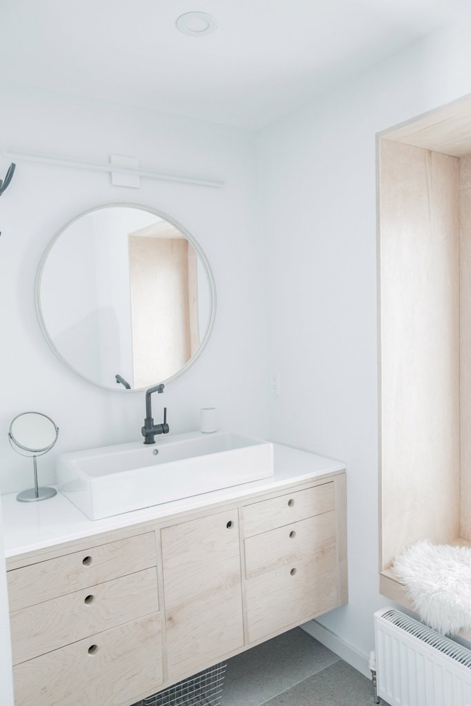 The bathroom is also decorated in white, with light-colored plywood and some simple pieces, it's filled with light