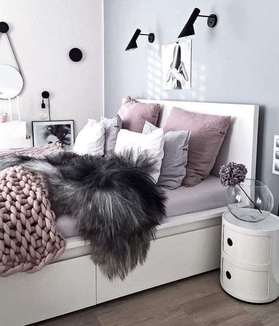 a modern glam bedroom in light grey, lavender and dusty pink with some black touches