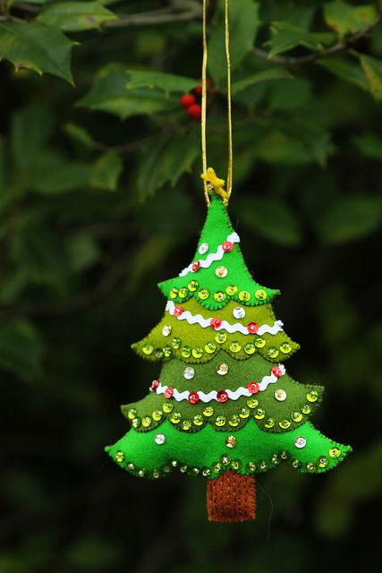 a felt Christmas tree ornament in different shades of green and with sequins can be DIYed
