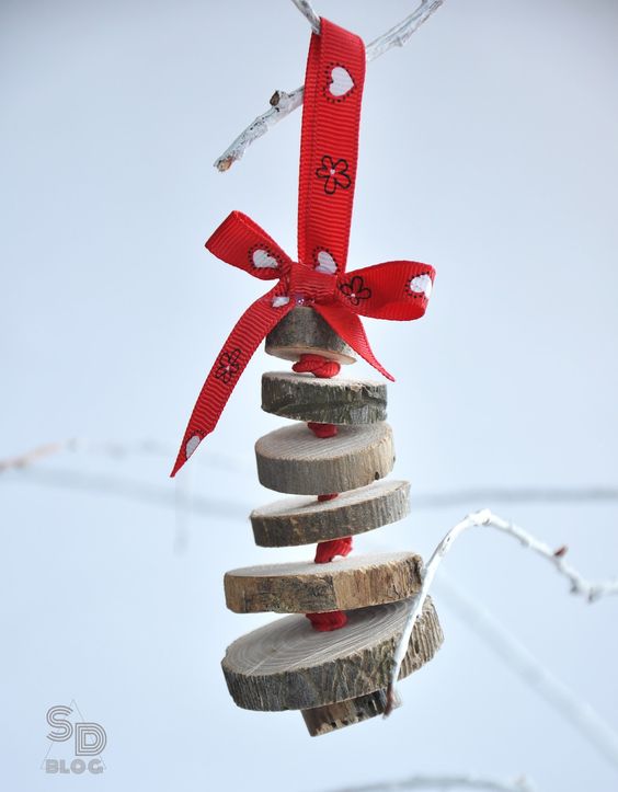 a cute wood slice Christmas tree ornament with red ribbons is easy to make in some minutes
