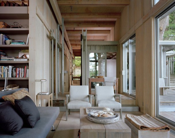The spaces inside subtly flow from one into another and look very relaxing and harmonious