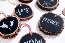 07 wood slice chalkboard Christmas ornaments with striped twine can be easily made for holiday decor