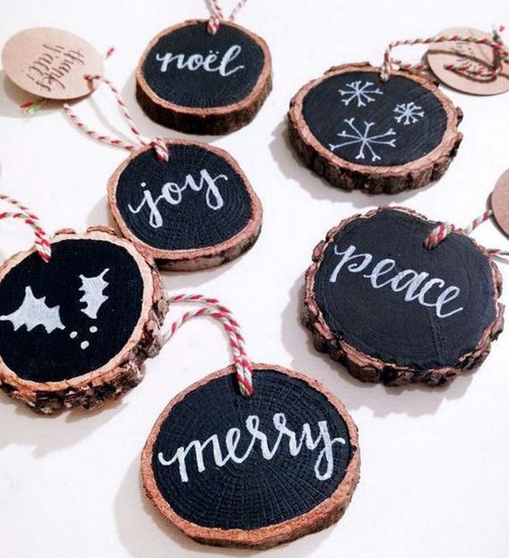 wood slice chalkboard Christmas ornaments with striped twine can be easily made for holiday decor