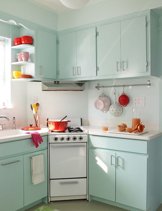 Mint colored cabinets and some bold tableware is all you need to create a retro feel