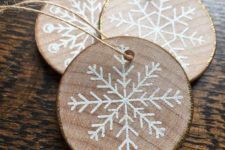 08 wood slice gilded edge snowflake ornaments look rustic and glam at the same time
