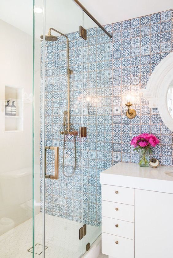 A statement mosaic tile wall in blue to make your bathroom more eye catchy