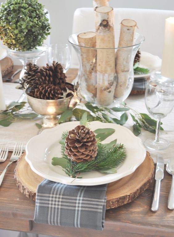 wood slices, pinecones, tree branches and boxwood balls for a rustic look