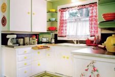 18 printed curtains, rugs, various kitchen textiles add a cheerful and retro feel to the kitchen