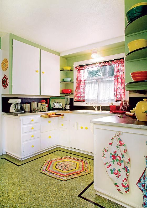 printed curtains, rugs, various kitchen textiles add a cheerful and retro feel to the kitchen