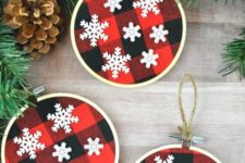 19 plaid Christmas ornaments made of embroidery hoops and with snowflakes
