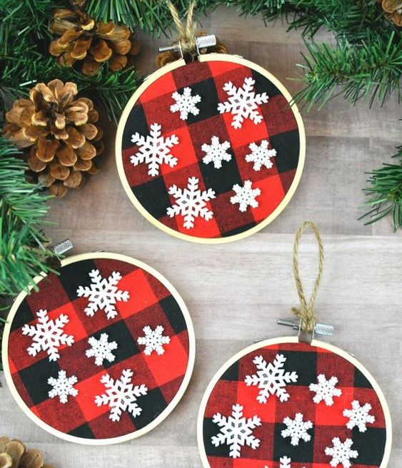 plaid Christmas ornaments made of embroidery hoops and with snowflakes