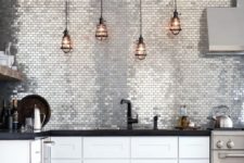 19 shiny metallic tiles that take a whole wall are ideal to add a glam feel