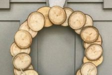 21 a wood slice Christmas wreath with a burlap bow and some dried herbs for a natural feel