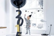 23 a large balloon with fringe and numbers for cool and simple New Year’s decor
