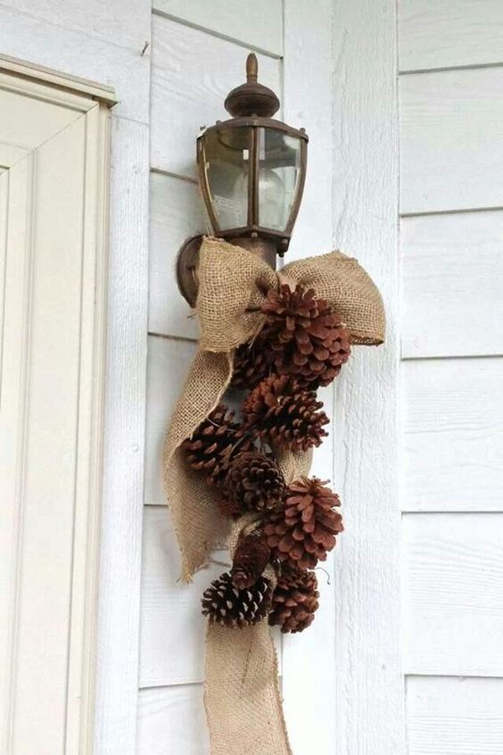 A burlap and pinecone decoration for outdoors can be made in a couple of minutes