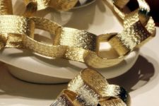 26 a shiny gold chain garland for a glam and glitz New Year party