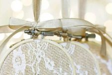 rustic embroidery hoop Christmas ornaments with burlap, wooden snowflakes and neutral bows on top are great to style a Christmas tree