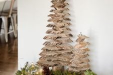 table Christmas trees of wood slices are unusual and catchy Christmas decorations to make