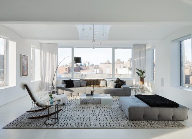 This gorgeous penthouse in New York features an open layout and a rooftop deck and pool