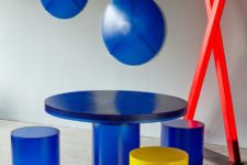 02 The round Chief stool has a cylindrical form, in blue, yellow or red, and the table has a circular surface and a single leg and is made from blue resin