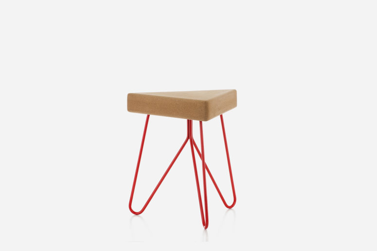 The triangular seat is made of cork, and the colored powder coated steel legs hold it in a stable way