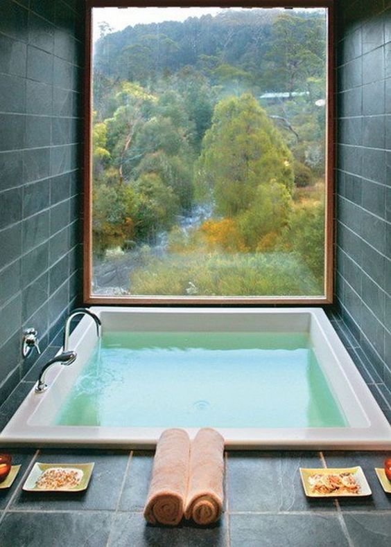 take a bath relaxing with a view of the woodlands