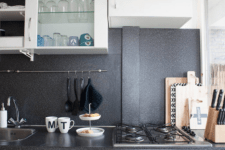 05 The kitchen is done in graphite and white, and is enlivened with patterns