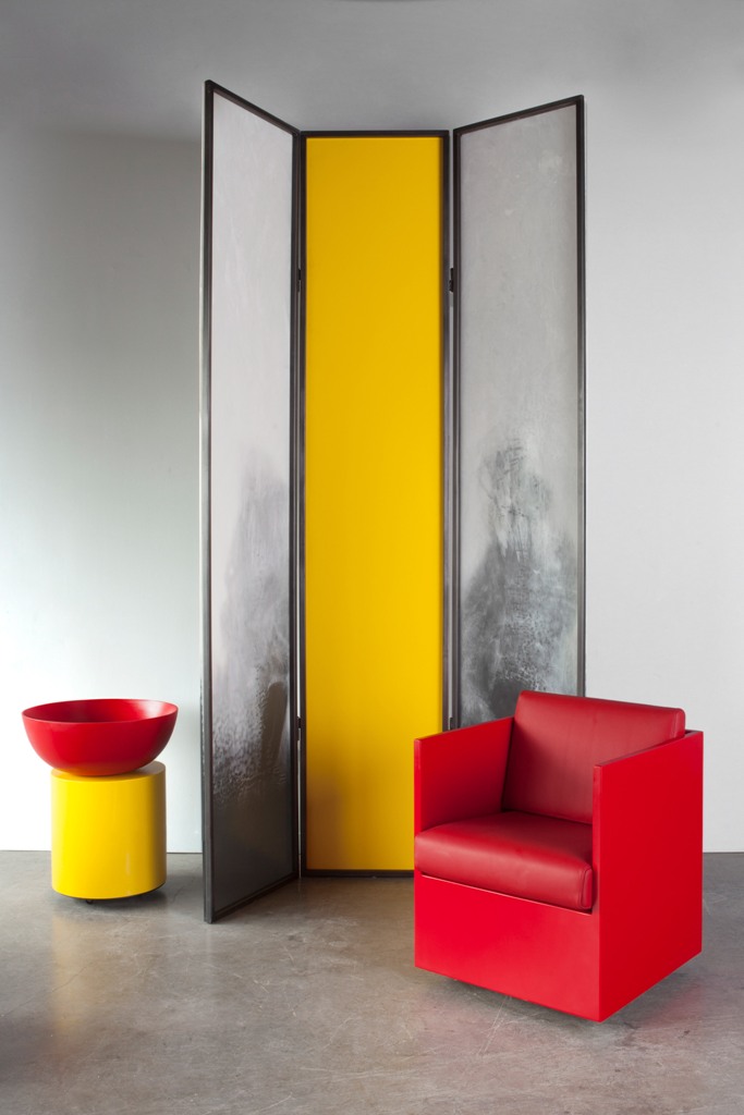 This is a resin screen, which features a three-panel structure with a yellow panel in the middle