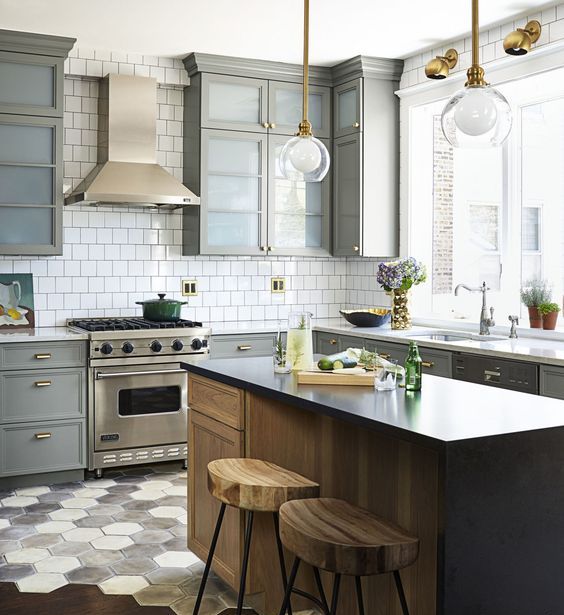 stainless steel mixed with brass touches and with a chic floor transition