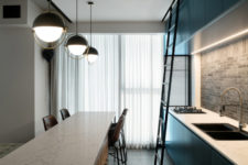 03 A brick backsplash and pendant lamps plus leather chairs add an industrial touch