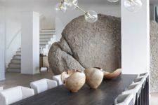 04 The dining and living spaces are separated with an oversized boulder