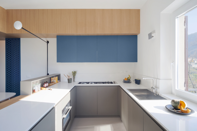 Making a large window and avoiding suspended cabinets filled the space with light