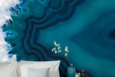 05 a bold blue and white geode wall is the only accent you need to make your bedroom wow