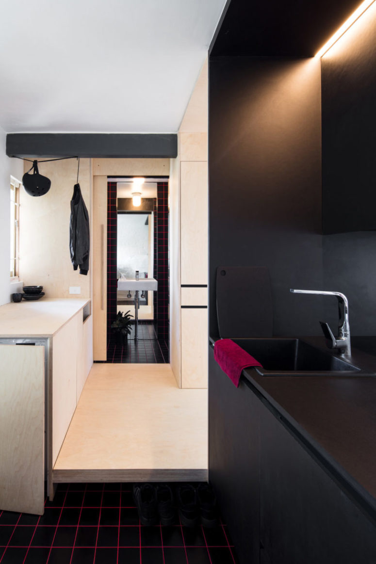 Black surfaces combined with light-colored plywood are a great idea for creating a stylish and contrasting space