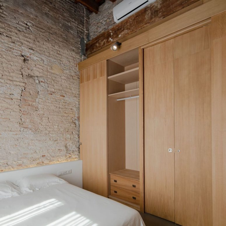 The wooden partitions are practical and can be used as a large wardrobe