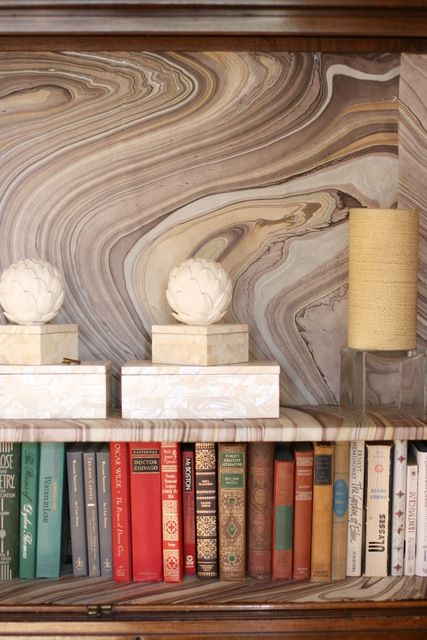 Agate wallpaper can be not that bold but very eye catchy due to the print