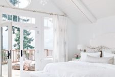 11 an airy and elegant bedroom with much negative space for an airy and ntural feeling