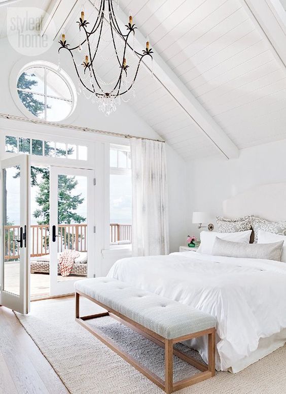 an airy and elegant bedroom with much negative space for an airy and ntural feeling