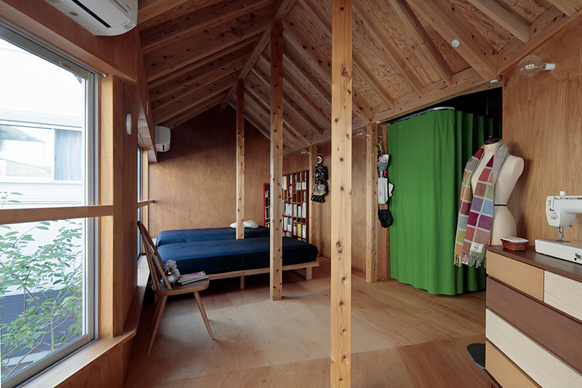 The bedroom on the upper floor is also clad with wood, there are beams and wooden furniture, plus a view on the garden
