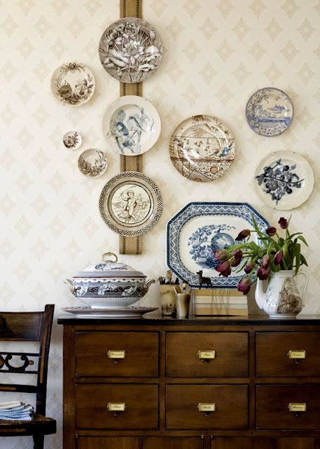some plates on the wall arne't a large feature but they are enough to add interest to the dining room