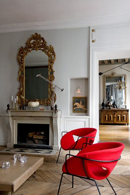 vintage art and a mirror in a refined gilded frame make the space exquisite and eye-catchy