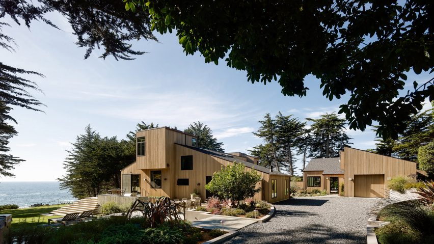 This amazing coastal home in California was renovated in contemporary style, there was an additional volume added and the whole house was clad with light colored wood