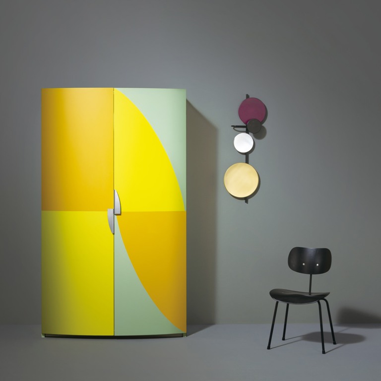 AM 01 kitchen features very bold colors, a large piece hides it all and there's an additional shelf