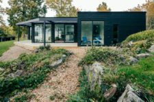 02 The house features dark exterior to blend with the surroundings and much glazing to enjoy the views