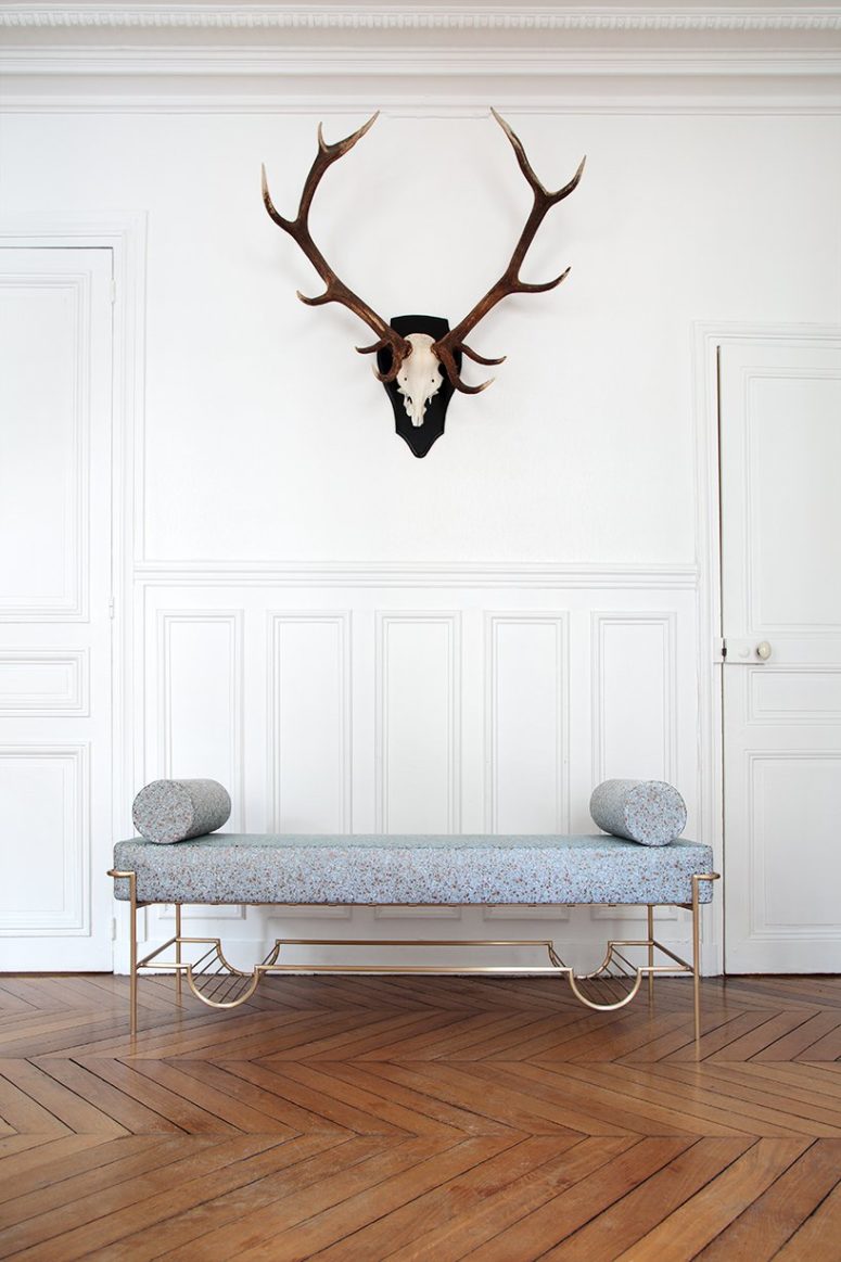 The bench is made of brass, foam, fabric and cashmere to make it an ideally comfortable piece for your home