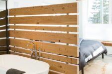 04 such an uneven wooden screen makes both the bathroom and bedroom more private and is a decor feature itself