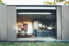 05 There are sliding doors that allows opening and closing the house to nature depending on the climate conditions
